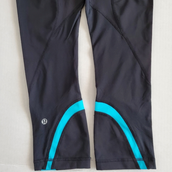 Lululemon Women's Black & Blue Capri Leggings, 4 - Picture 7 of 8